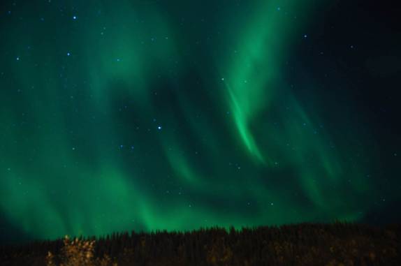 Magnífica Aurora Boreal em Dawson City, no Yukon Territory, noroeste do Canadá